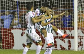 emanuel-biancucchi-festeja-su-gol-junto-a-gustavo-viera-y-julio-dominguez-4--231610000000-1568948.jpg