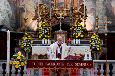 Una fotografía muestra al Papa Francisco celebrando la Santa Misa el segundo domingo de Pascua.