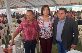 El intendente de Horqueta, Jorge Urbieta, la senadora Blanca Ovelar y el intendente de Belén, Víctor Ramón Sanabria Oporto.