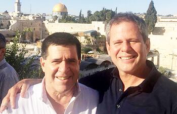 Horacio Cartes (izq.), con su “hermano del alma” Darío Messer actualmente preso en Brasil.