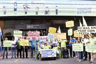 Docentes de OTEP-SN exigieron ayer la renuncia o destitución del ministro Eduardo Petta.