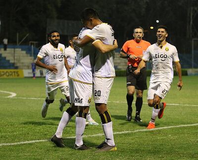 Roberto Fernández (20) festeja el gol con sus compañeros (el segundo aborigen), en Itauguá.