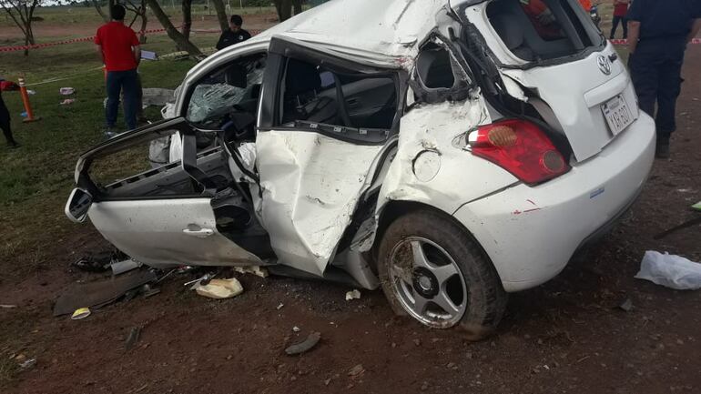 Así quedó el vehículo donde fallecieron dos menores tras un accidente en San José de los Arroyos.