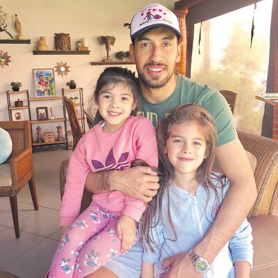 Giuliana  y Agostina, con papá Marcelo, el paraguayo que viene con el Colón a buscar la gloria en La Nueva Olla.