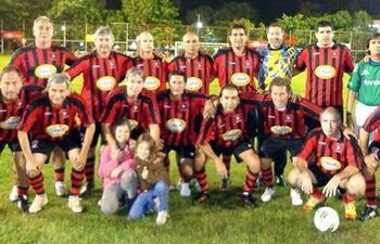plantel-los-componentes-de-estrellas-del-foro-equipo-destacado-en-el-torneo-de-futbol-sajon--231219000000-561446.jpg