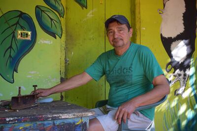 El costurero de pelotas Gerardo Quiñónez clama por ayuda para sostener a su familia porque ya no tiene ingreso. Es uno de los tantos artesanos afectados.