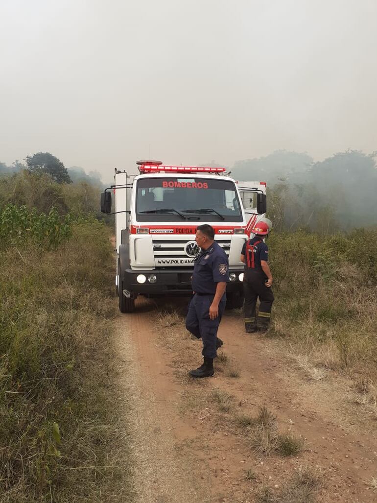 bomberos trabajan sofocando el fuego