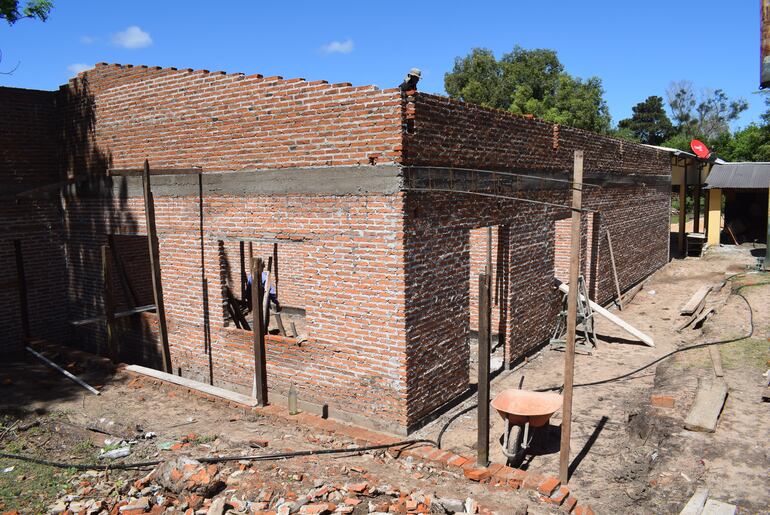 Obras de ampliación edilicia se lleva adelante en el  Centro de Salud de Yabebyry.