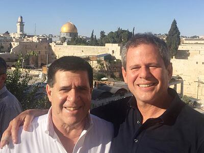 Horacio Cartes (i) aparece abrazado a Darío Messer durante un viaje oficial a Israel. El Ministerio Público Federal del Brasil solicitó que el expresidente paraguayo cumpla medidas sustitutivas.