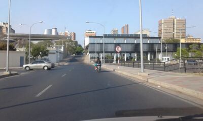 Sin casco, a la salida de la Costanera.