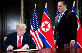 el-presidente-estadounidense-donald-trump-firma-el-historico-acuerdo-con-corea-del-norte-ante-la-mirada-del-secretario-de-estado-mike-pompeo-d-af-215824000000-1722361.jpg