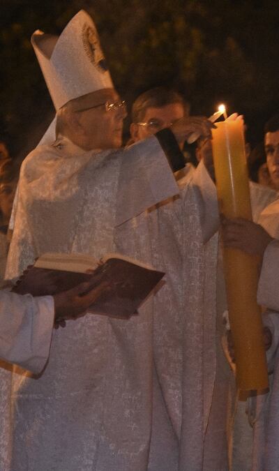 El cirio que se encendió anoche representa a Cristo, luz del mundo, que venció a la muerte  con su resurrección.
En la Catedral Metropolitana la vigilia pascual se realizó a puertas cerradas y sin fieles.
