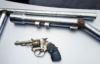 el-arma-homicida-un-revolver-calibre-22-y-una-escopeta-de-fabricacion-casera-halladas-en-poder-del-sospechoso--210352000000-1469308.jpg