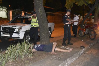 Jorge Luis Fleitas quedó tendido en el suelo tras perder el control de su moto y chocar contra un árbol.
