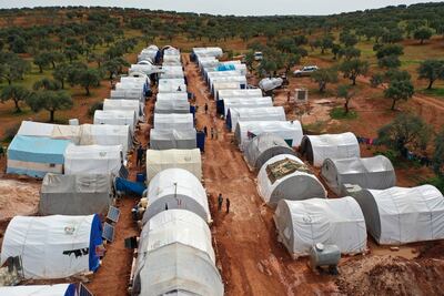 Un campamento de civiles desplazados de las provincias sirias de Idlib y Alepo, cerca del pueblo de Maaret Misrin, Siria.