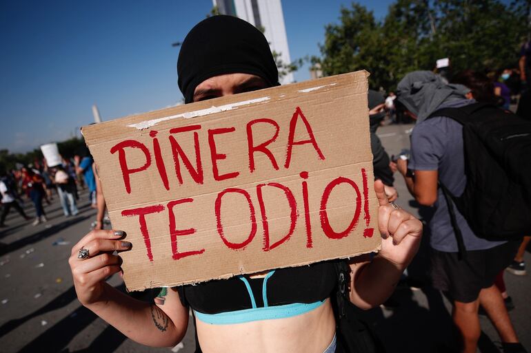 Miles de personas se manifiestan por séptimo día consecutivo para mostrar de nuevo su rechazo al Gobierno del presidente, Sebastián Piñera, en medio de un estallido social sin precedentes.