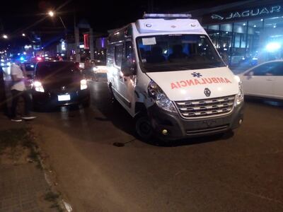 Ambulancia y vehículo chocaron cerca de la medianoche del domingo.