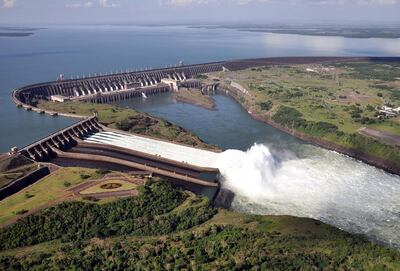 Represa de Itaipú en un momento en que el agua sobraba o había mermado el consumo de energía.