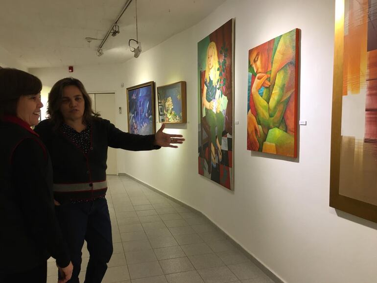 El evento “Noche de galerías” volvió a convocar esta noche a una gran cantidad de gente interesada en las artes plásticas. En dicho marco se habilitaron doce galerías de la ciudad, que presentaron exposiciones de los más diversos temas y estilos.