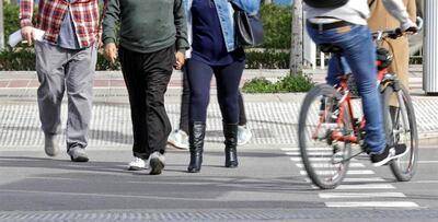 El estudio encontró que caminar despacio es una señal de problemas aún décadas antes de la vejez.