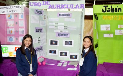 Las hermanas mellizas Yamila y Yazmín Aquino presentaron el resultado de una investigación sobre el uso de auriculares por los estudiantes de su colegio.