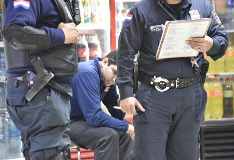 A Teniente Ettiene y Las Residentas, donde se encuentra una estación de servicios de Copetrol, llegaron dos delincuentes que actuaron con vestimenta negra, gorras y tapabocas y cometieron un asalto a mano armada. Golpearon en la cabeza al playero identificado como Pedro Acosta, mientras que al cajero de la tienda, de nombre Alder Centurión, también le dieron un culetazo en la cabeza para despojarle del dinero que tenía en caja. En total se llevaron la suma de G. 800.000 aproximadamente, informó el periodista de ABC Color, Víctor Ruíz.
El playero debió ser derivado al centro regional de Fernando de la Mora para su atención médica, ya que revistió cortes debido al golpe.