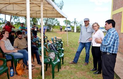 Claudio Guccinelli, Cinzia Pagni y Gabino Agüero, en reunión con los productores en el local de agroindustria de ASES.