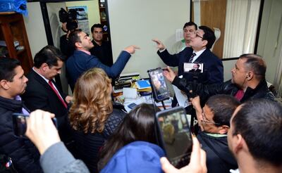 El intendente Miguel Prieto discute acaloradamente con uno de lo abogados de Itá Paraná SA en una de las oficinas de la Terminal de ómnibus de Ciudad del Este el 20 de julio último.