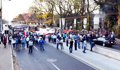 Hoy habrá cierre de rutas por incumplimiento del gobierno con los reclamos de los docentes de la UNA. Se prevé actividades similares en  filiales asentadas en 22 ciudades de 12 departamentos.