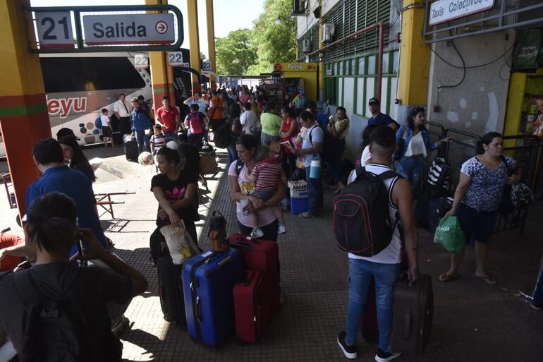 Más de 200.000 personas pasaron por la Terminal de Ómnibus de Asunción en los últimos días.