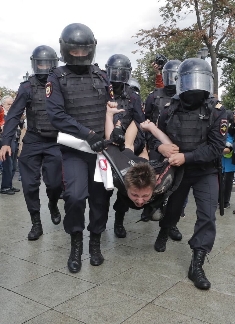 La Policía Andisturbios rusa detenie a un participante de las manifestaciones de opositores al gobierno de Vladimir Putin. 