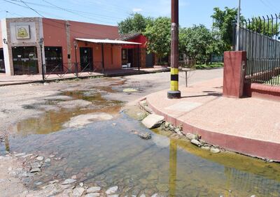 Vecinos que cuentan con negocios son los más afectados por el olor nauseabundo que despiden las aguas servidas.