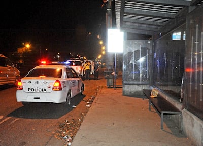 Móviles policiales estacionan frente a la parada de ómnibus donde fue el intento de asalto, en Antolín Irala y Madame Lynch.