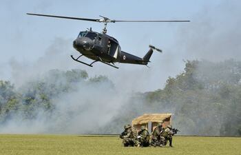 uno-de-los-dos-helicopteros-utilizados-ayer-para-simular-un-rescate-en-la-exhibicion-realizada-en-el-cuartel-del-aca-caraya-unidad-que-retorno-el-a-224554000000-544075.jpg