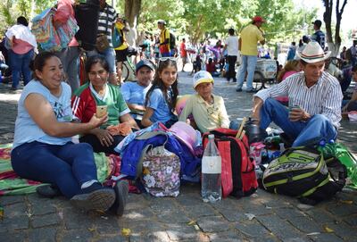 Martín Morales (der.) junto con su esposa Sixta Giménez, su hija Lidia, sus hijos Júnior Andrés y Waldi Diosnel y sus nietos.
