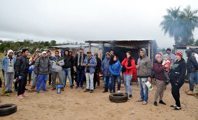 Un grupo de los ocupantes del inmueble  privado y de la plaza  Avay.