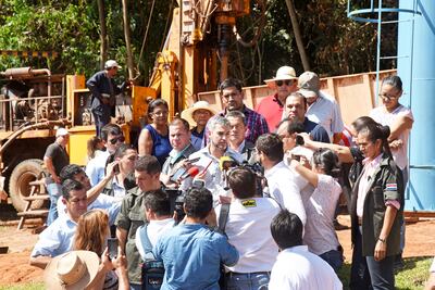 El presidente de la República, Mario Abdo Benítez, es rodeado por periodistas que estuvieron en la cobertura de su día de gobierno en la ciudad de Juan de Mena.