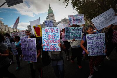 Colectivos de mujeres participando del paro por el Día Internacional de la Mujer. (Imagen de archivo EFE).