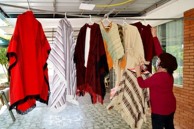 Las galerías reabrieron sus puertas para mostrar sus abrigos de lana, esperanzados en una recuperación económica.