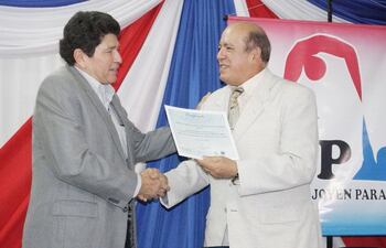 el-ing-emilio-ramirez-de-la-ops-oms-entrega-el-certificado-al-rector-de-la-utic-dr-hugo-ferreira--234801000000-635783.jpg