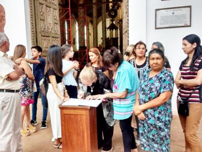 Mucha gente firmó su adhesión a la campaña por la recuperación de los altares laterales del templo de Yaguarón.