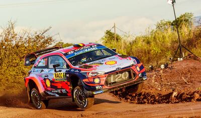 Sensacional toma del Hyundai i20 WRC del belga Thierry Neuville, líder del Rally RACC de Cataluña, en España, cumplida
la segunda etapa de la competencia, que tiene como escolta a su compañero de equipo el español Dani Sordo.