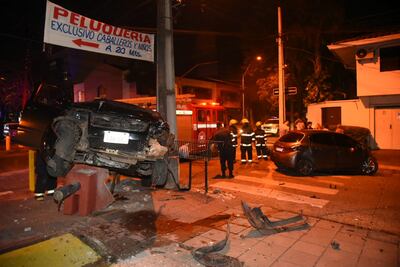 El Vitara quedó suspendido encima de una de las estructuras de cemento e hierro y su conductor desapareció del sitio.