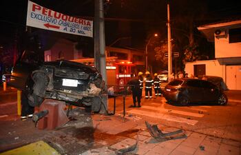 El Vitara quedó suspendido encima de una de las estructuras de cemento e hierro y su conductor desapareció del sitio.