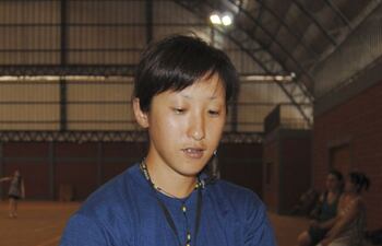 nueva-modalidad-la-profesora-yui-ogura-muestra-como-se-puede-inflar-la-pelota-usada-en-el-soft-tennis--230730000000-532913.jpg