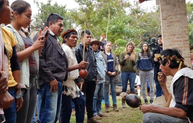 Por primera vez, una comunidad ind&iacute;gena postul&oacute; a su coloso, casi tan a&ntilde;osos como la comunidad misma. Foto: Marta Escurra, ABC Color.