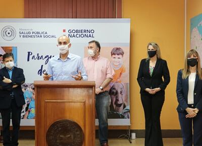 Euclides Acevedo (Interior), Julio Mazzoleni (Salud), Benigno López (Hacienda), Liz Cramer (MIC) y C. Bacigalupo (Trabajo).