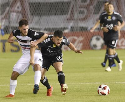 Richard Sánchez, de gran faena en el mediocampo olimpista al igual que Richard Ortiz, disputa el balón con Ariel Schuartzman.