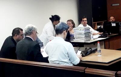 Camilo Soares (de camisa blanca), el abogado Víctor Mujica y Alfredo Guachiré (i) en pleno juicio.