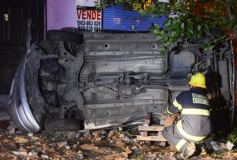 El accidente se registró en la madrugada de este jueves y el vehículo quedó así.